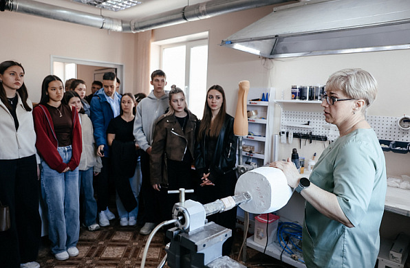 Школьники Приморья познакомились с производством медицинских изделий на социальных предприятиях региона